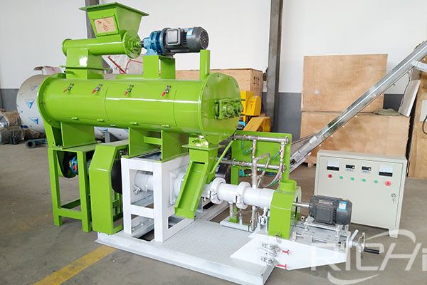 Why does the aquatic feed industry need screw extruder?