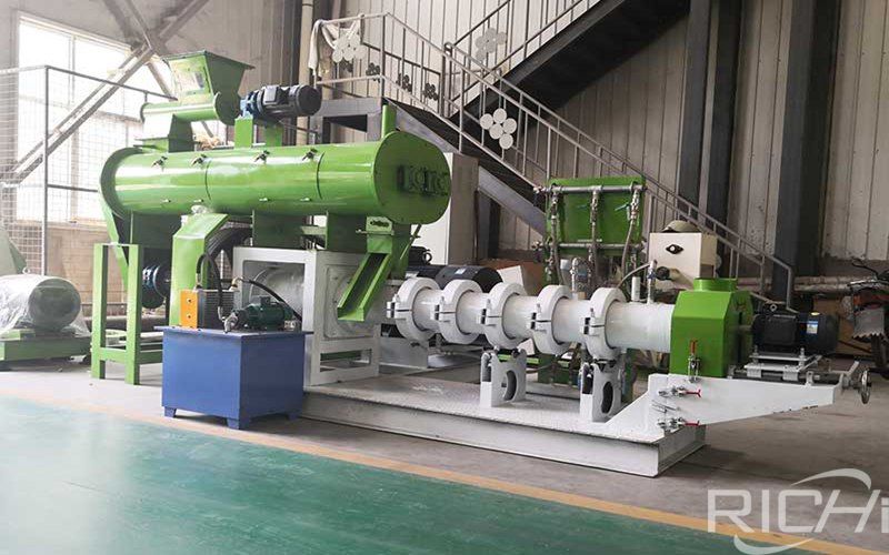 What are the advantages and precautions of feed extruder