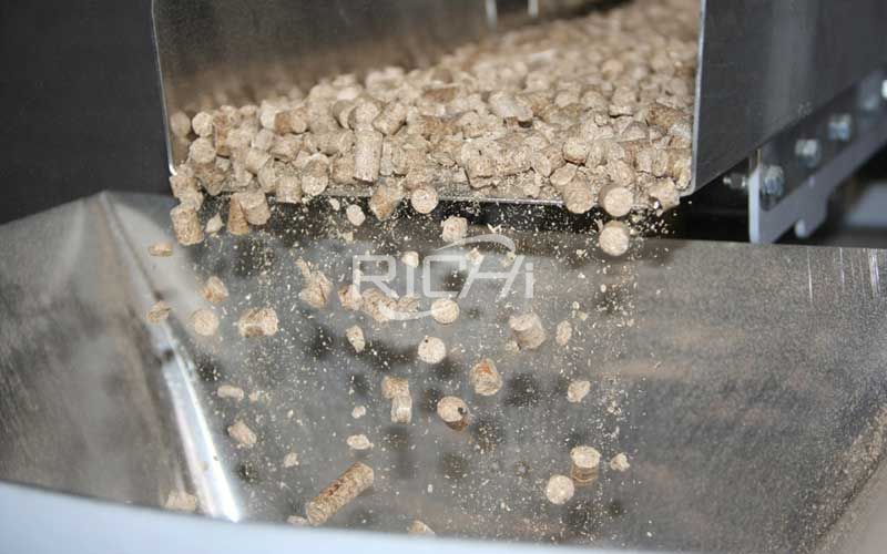 Production of straw pellet feed