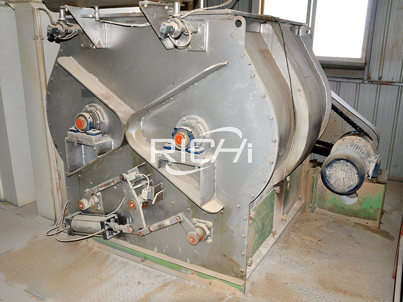 Cleaning of the feed mixer machine