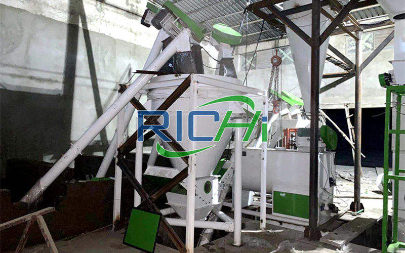 Ethiopia 5-6T/H Customized Powder Feed Mill For Layer Feed Production