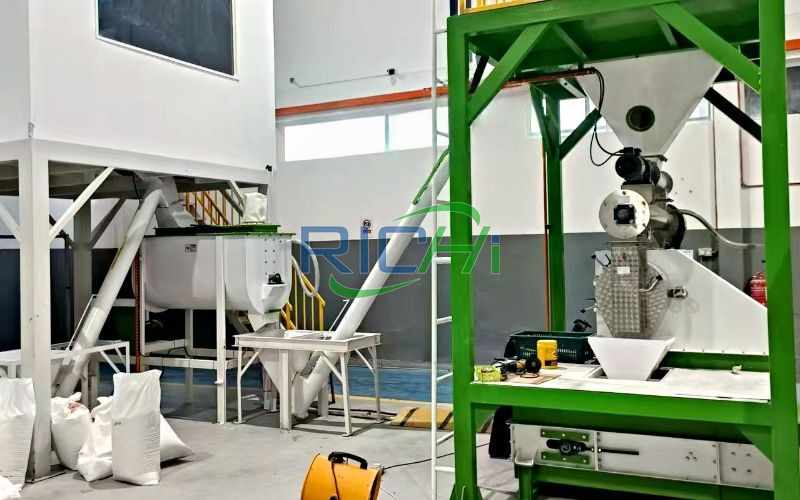 Belgium Customizable 1-2T/H Small Commercial Poultry Feed Plant Project
