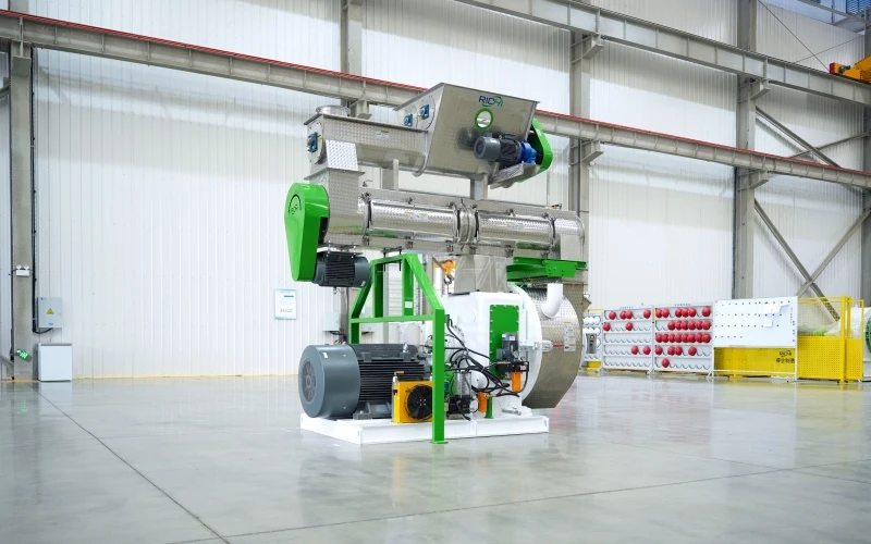 1.8–2.0 T/H Square Hay Bale Pellet Press for Commercial Farm in Saudi Arabia