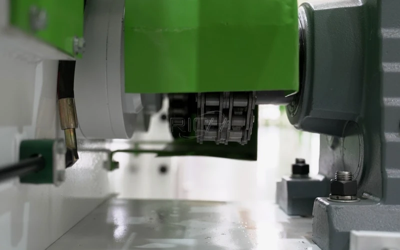 Adjustable Shredding System for Different Wood Waste Sizes